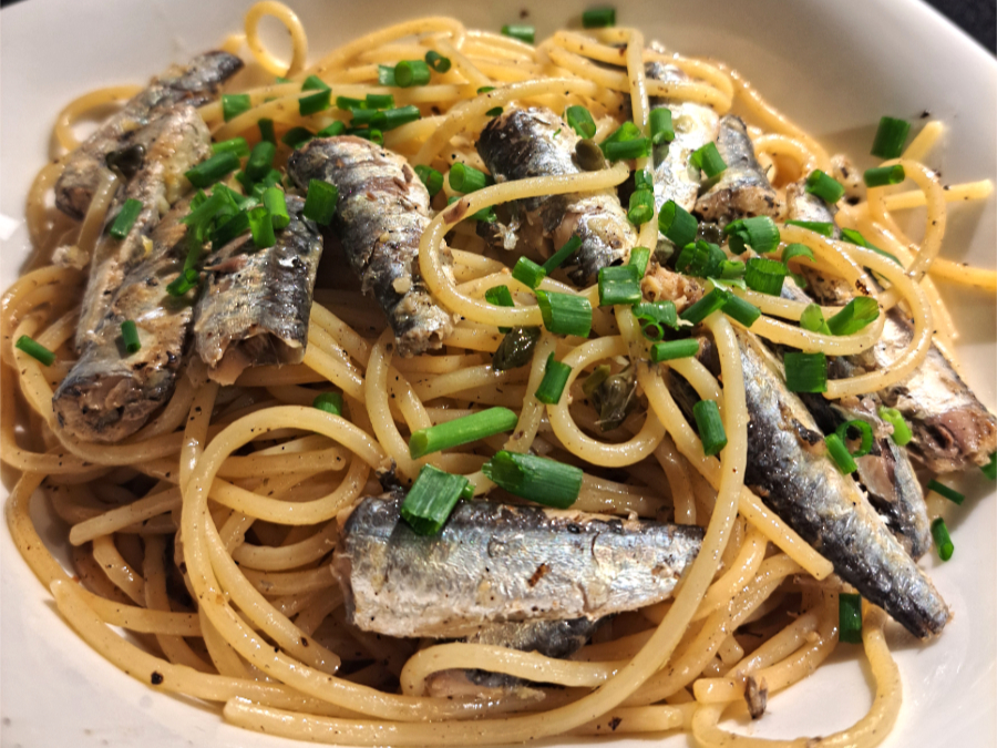 Pasta mit Zitrone und Sardinen