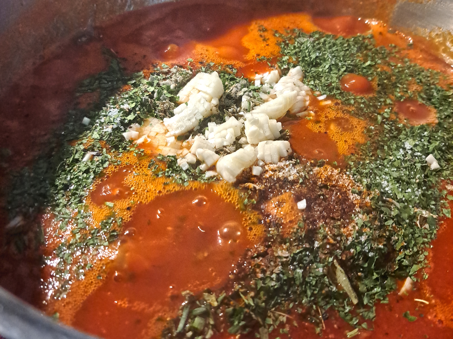 Wärmende Suppe mit Tomaten, Chorizo und Gnocchi