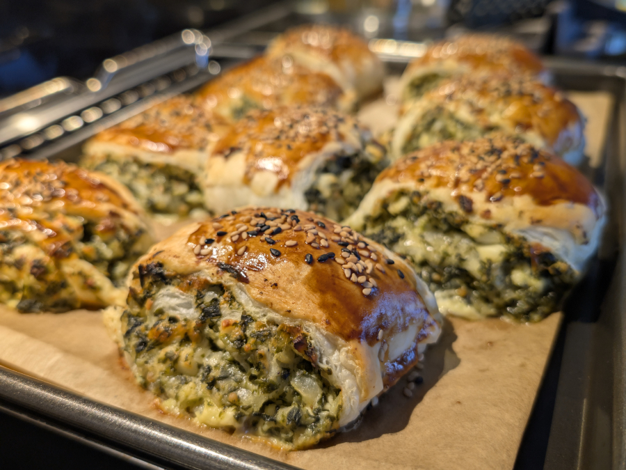 Blätterteigrollen mit Spinat und Feta